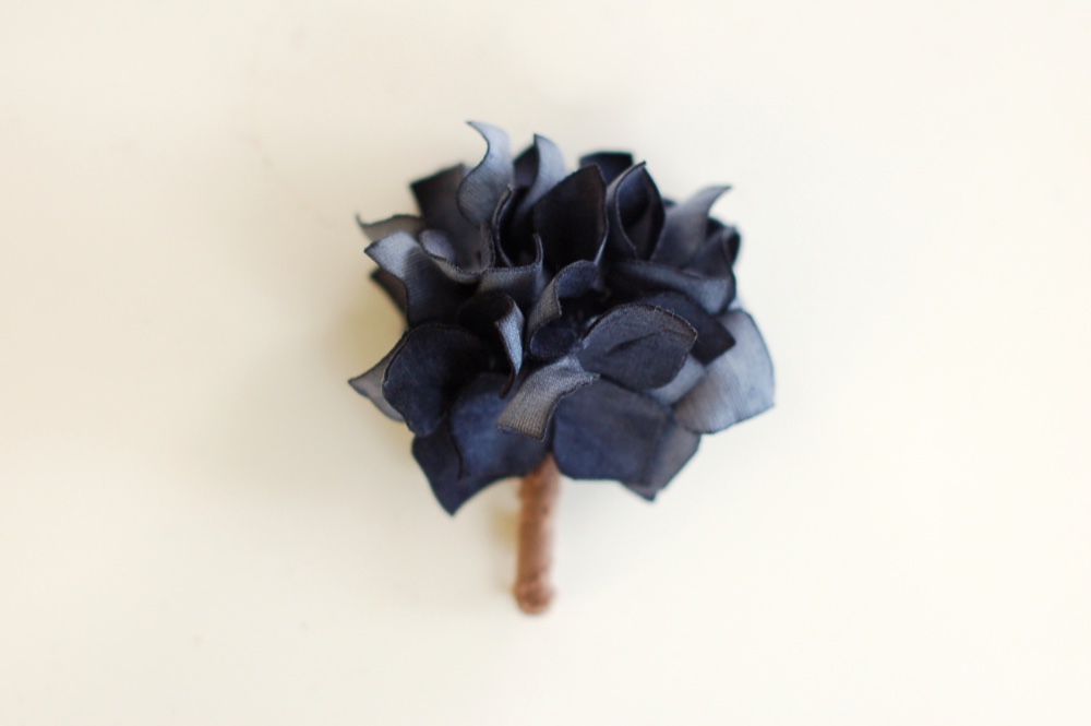 ハンドメイドフラワーのコサージュ（あじさい・ネイビーM）