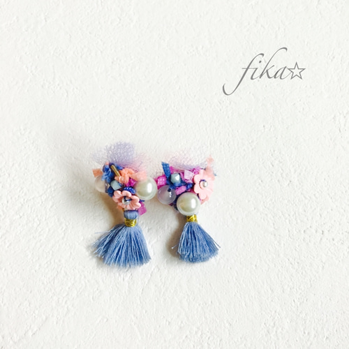 引き揃え糸とお花のビーズのタッセルピアス ピアス（スタッド・一粒