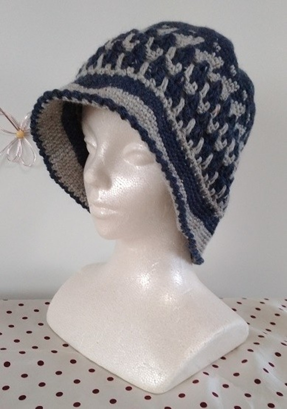 ダイヤ/二コルの糸で、かぎ針で編んだ、編み込み模様の帽子～～！ 1枚目の画像