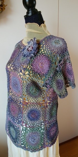 送料無料！！　かぎ針で編んだモチーフつなぎのプル！　コサージュ付き～～！