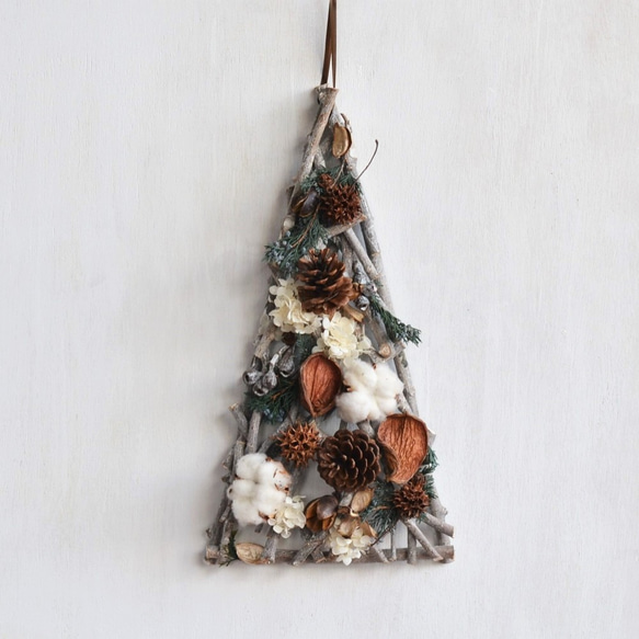 木の実とコットンの壁掛けクリスマスツリー ドライフラワー 花遊び