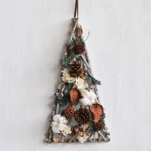 木の実とコットンの壁掛けクリスマスツリー ドライフラワー 花遊び