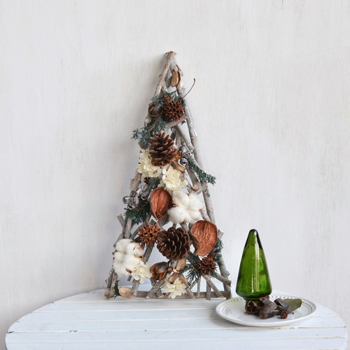 木の実とコットンの壁掛けクリスマスツリー ドライフラワー 花遊び
