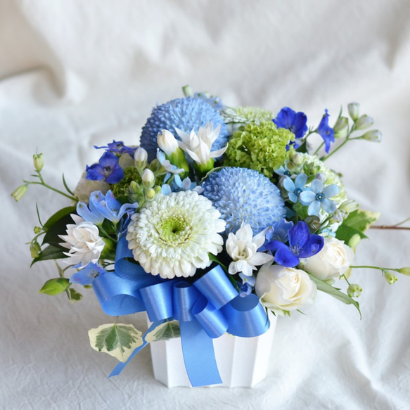 【生花】フラワーアレンジメント　爽やかブルー＆ホワイト 1枚目の画像