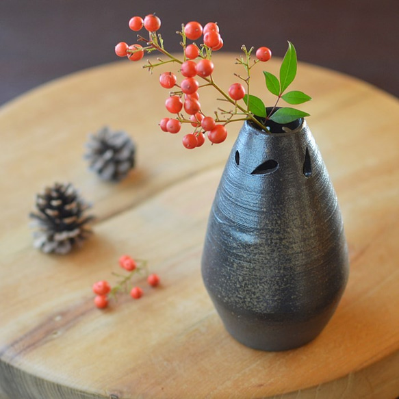 黒陶一輪挿し（透かし紋）／黒・焼き〆陶器 一輪挿し・花瓶・花器 料理