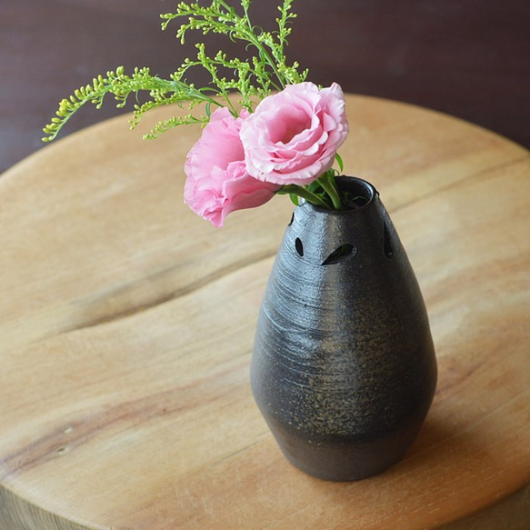 黒陶一輪挿し（透かし紋）／黒・焼き〆陶器 一輪挿し・花瓶
