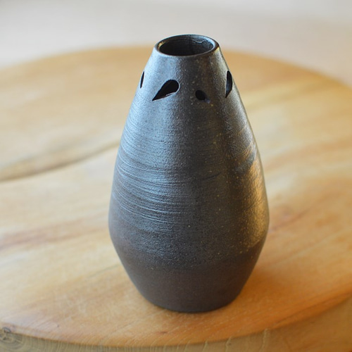 黒陶一輪挿し（透かし紋）／黒・焼き〆陶器 一輪挿し・花瓶