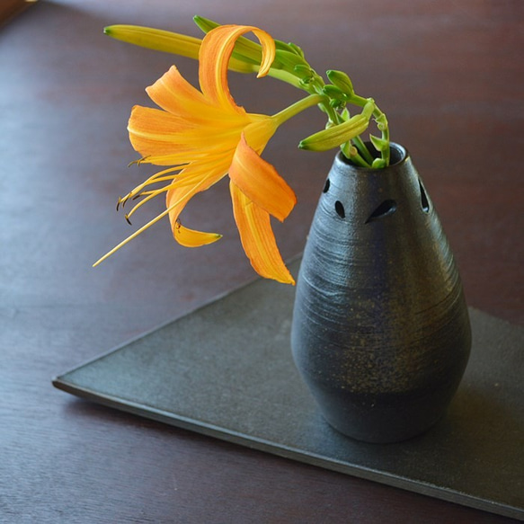 黒陶一輪挿し（透かし紋）／黒・焼き〆陶器 7枚目の画像