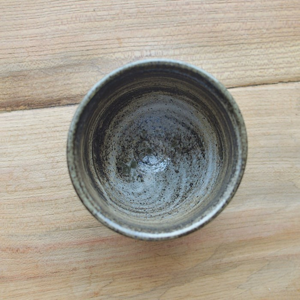 【訳あり品】刷毛目湯呑／黒・焼き〆陶器（レンジ、オーブン、食洗機ＯＫ） 2枚目の画像