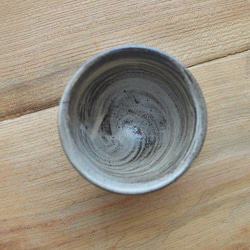 【訳あり品】刷毛目湯呑／黒・焼き〆陶器（レンジ、オーブン、食洗機ＯＫ） 4枚目の画像