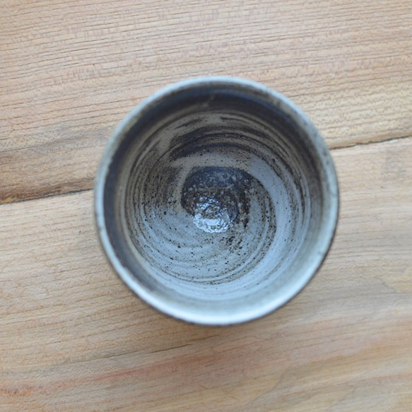 【訳あり品】刷毛目湯呑／黒・焼き〆陶器（レンジ、オーブン、食洗機ＯＫ） 6枚目の画像