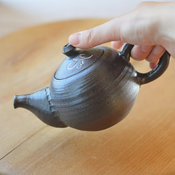 小さな茶器（唐草）／黒・焼き〆陶器（レンジ、オーブン、食洗機対応） 3枚目の画像