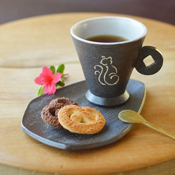 【Creema福袋】コーヒーカップ（猫）＆ソーサー（変形皿） 1枚目の画像