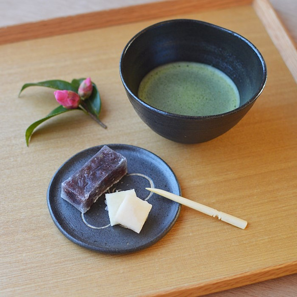 梅花紋小皿／黒・焼き〆陶器（レンジ、オーブン、食洗機ＯＫ） 6枚目の画像