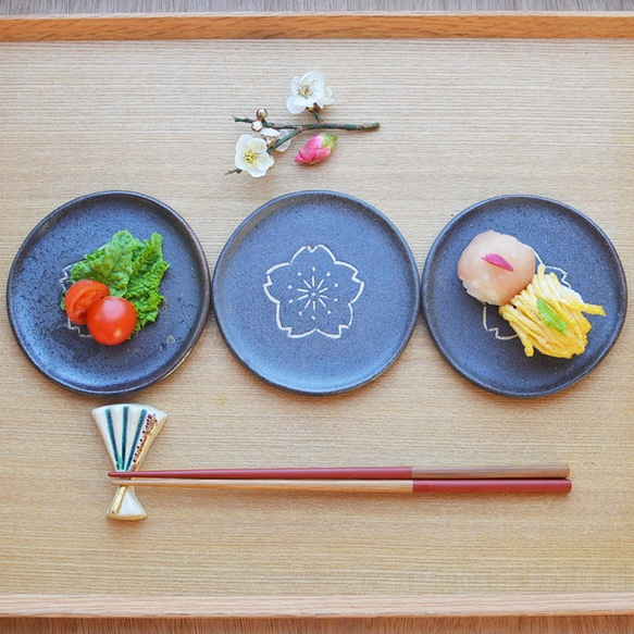 桜花紋小皿／黒・焼き〆陶器（レンジ、オーブン、食洗機ＯＫ） 1枚目の画像