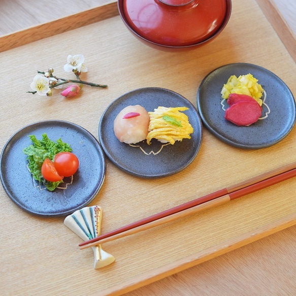 桜花紋小皿／黒・焼き〆陶器（レンジ、オーブン、食洗機ＯＫ） 3枚目の画像