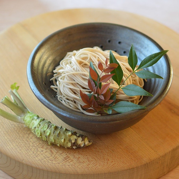 陶器のザルとボウル／黒・焼き〆陶器（レンジ、オーブン、食洗機ＯＫ） 1枚目の画像