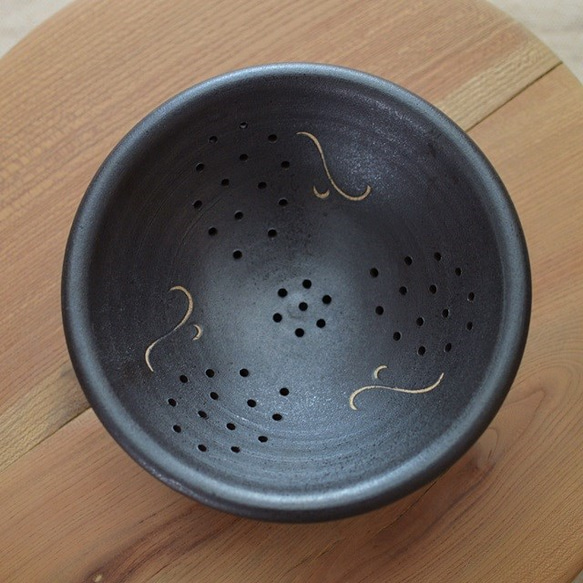陶器のザルとボウル／黒・焼き〆陶器（レンジ、オーブン、食洗機ＯＫ） 2枚目の画像