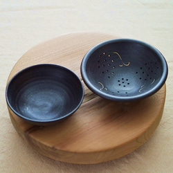 陶器のザルとボウル／黒・焼き〆陶器（レンジ、オーブン、食洗機ＯＫ） 3枚目の画像