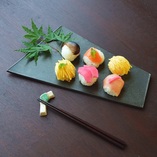 黒陶プレート（プレーン）／黒・焼き〆陶器（レンジ、オーブン、食洗機対応）