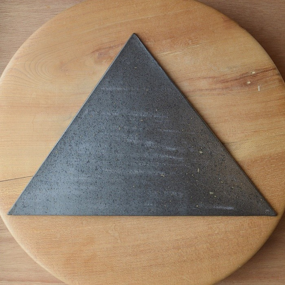 黒陶プレート（さんかく）／黒・焼き〆陶器（レンジ、オーブン、食洗機対応） 2枚目の画像