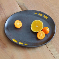 色絵だ円皿（黄色）／黒・焼き〆陶器（レンジ、オーブン、食洗機ＯＫ） 2枚目の画像