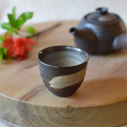 刷毛目湯呑／黒・焼き〆陶器（レンジ、オーブン、食洗機ＯＫ） 1枚目の画像
