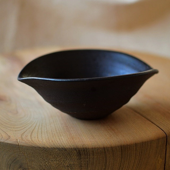 変形鉢／黒・焼き〆陶器（レンジ、オーブン、食洗機ＯＫ） 3枚目の画像