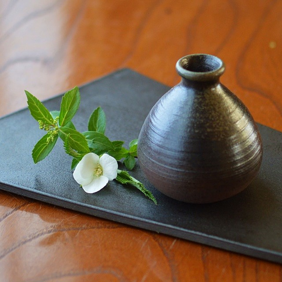徳利（小）／黒・焼き〆陶器（レンジ、オーブン、食洗機ＯＫ） 1枚目の画像
