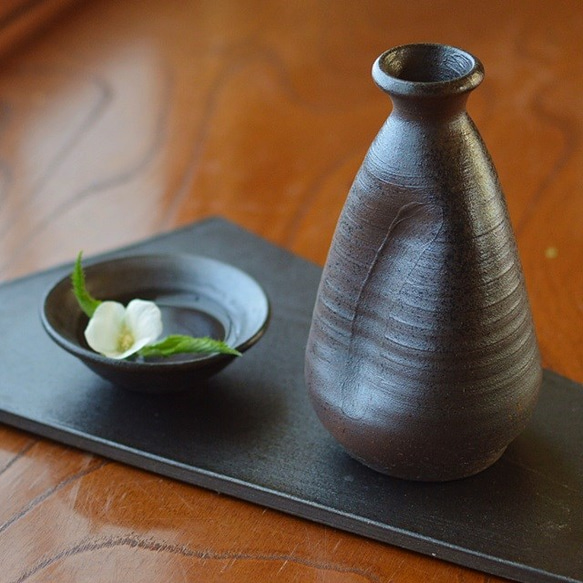 三角徳利／黒・焼き〆陶器（レンジ、オーブン、食洗機ＯＫ） 1枚目の画像