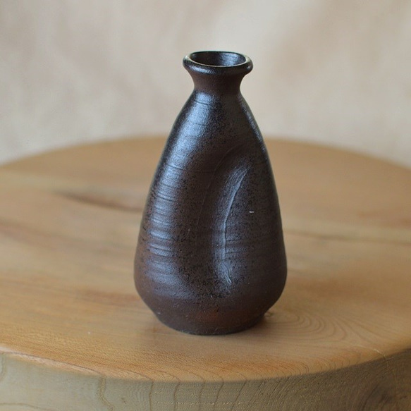 三角徳利／黒・焼き〆陶器（レンジ、オーブン、食洗機ＯＫ） 2枚目の画像