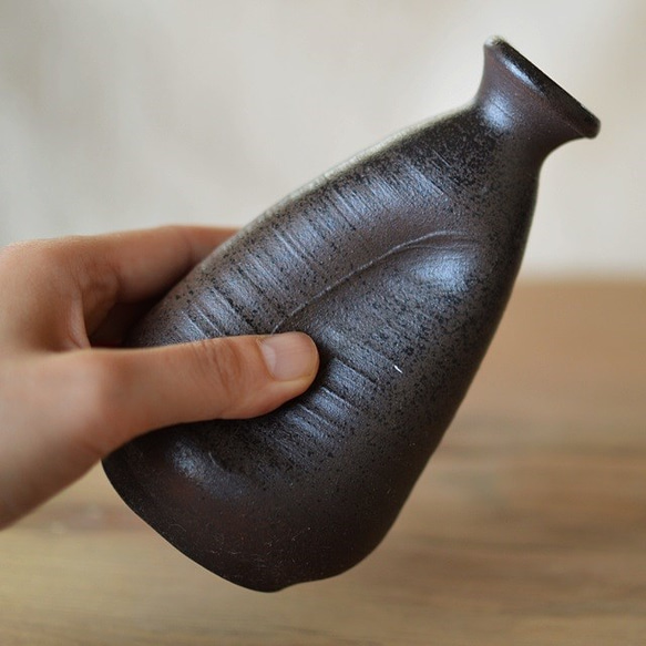 三角形清酒瓶/黑色烘焙陶瓷（可用於微波爐、烤箱、洗碗機） 第3張的照片