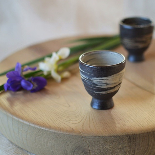 【待望★】 刷毛目ぐい吞み ／黒・焼き〆陶器（レンジ、オーブン、食洗機 工芸品