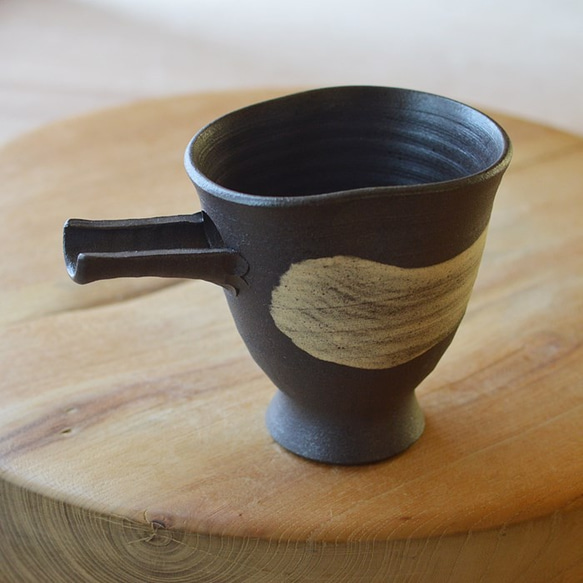 冷酒、ドレッシングに【細片口】　黒・焼き〆陶器（レンジ、オーブン、食洗機ＯＫ） 2枚目の画像