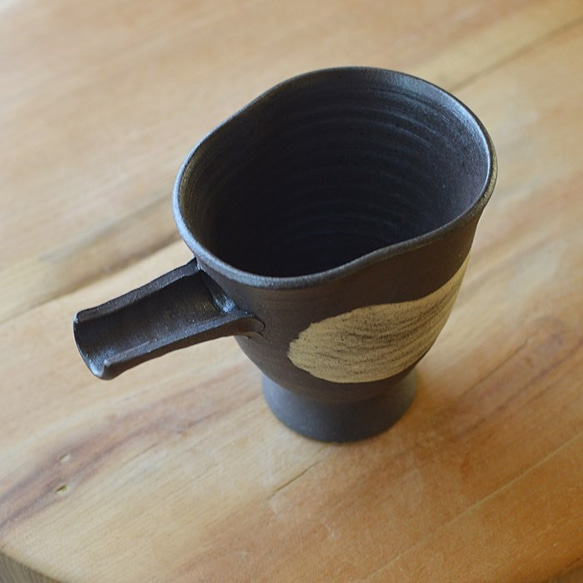 冷酒、ドレッシングに【細片口】　黒・焼き〆陶器（レンジ、オーブン、食洗機ＯＫ） 3枚目の画像