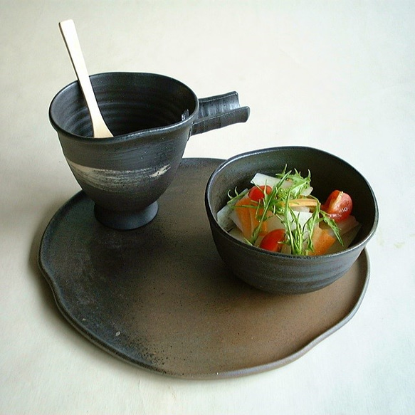 冷酒、ドレッシングに【細片口】　黒・焼き〆陶器（レンジ、オーブン、食洗機ＯＫ） 5枚目の画像
