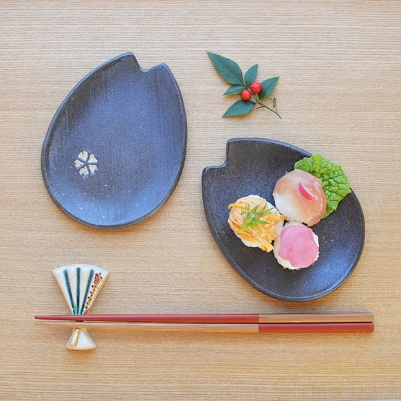桜小皿／黒・焼き〆陶器（レンジ、オーブン、食洗機対ＯＫ） 1枚目の画像
