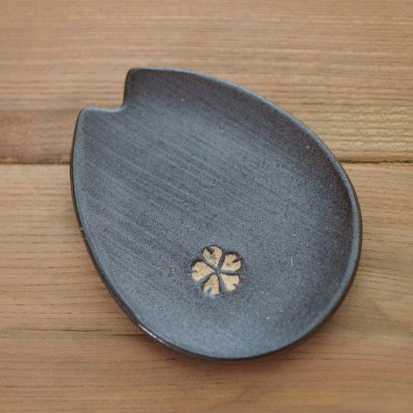 櫻花小盤/黑色烘焙陶瓷（可用於微波爐、烤箱、洗碗機） 第2張的照片