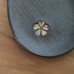 桜小皿／黒・焼き〆陶器（レンジ、オーブン、食洗機対ＯＫ） 3枚目の画像