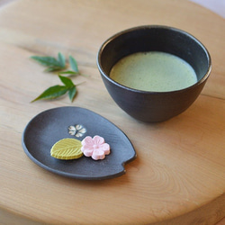 桜小皿／黒・焼き〆陶器（レンジ、オーブン、食洗機対ＯＫ） 7枚目の画像