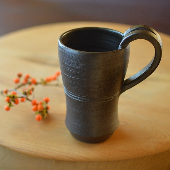 手付きマグカップ／ 黒・焼き〆陶器（レンジ、オーブン、食洗機対応） 1枚目の画像