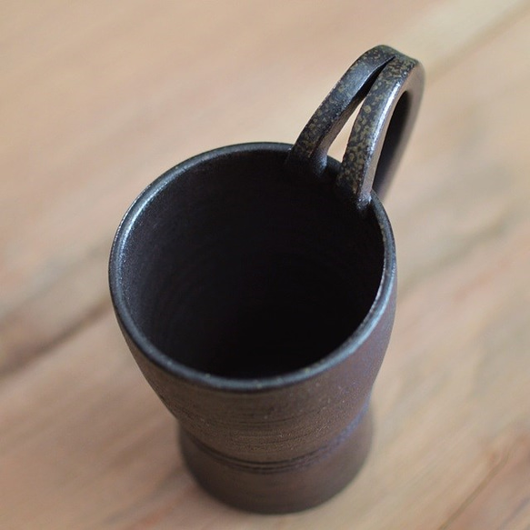 手付きマグカップ／ 黒・焼き〆陶器（レンジ、オーブン、食洗機対応） 3枚目の画像