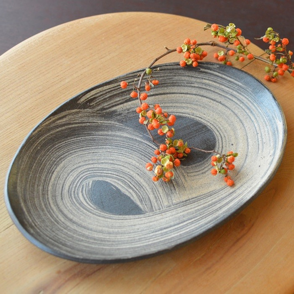 刷毛目楕円皿／黒・焼き〆陶器（レンジ、オーブン、食洗機対応） 1枚目の画像