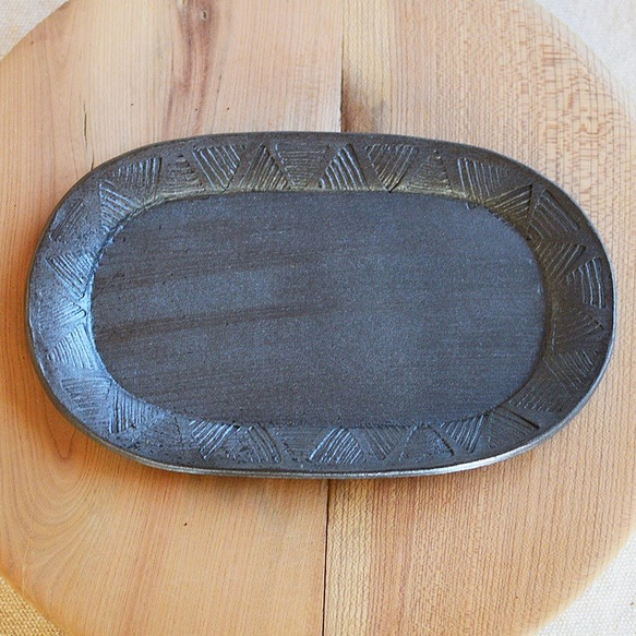 有紋楕円皿／黒・焼き〆陶器（レンジ、オーブン、食洗機対応） 2枚目の画像