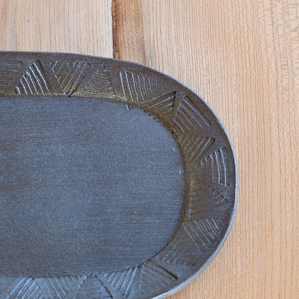 有圖案的橢圓形盤子/黑色烘焙陶瓷（可用於微波爐、烤箱和洗碗機） 第3張的照片