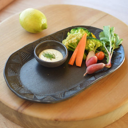 有紋楕円皿／黒・焼き〆陶器（レンジ、オーブン、食洗機対応） 5枚目の画像