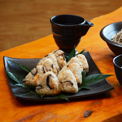 【自然釉】角皿／ 黒・焼き〆陶器（レンジ、オーブン、食洗機対応） 6枚目の画像