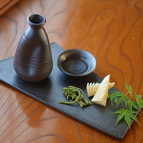 陶器の盃／黒・焼き〆陶器（レンジ、オーブン、食洗機対応） おちょこ