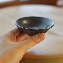 陶器の盃／黒・焼き〆陶器（レンジ、オーブン、食洗機対応） 4枚目の画像