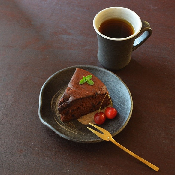 刷毛目丸皿／黒・焼き〆陶器（レンジ、オーブン、食洗機ＯＫ） 4枚目の画像